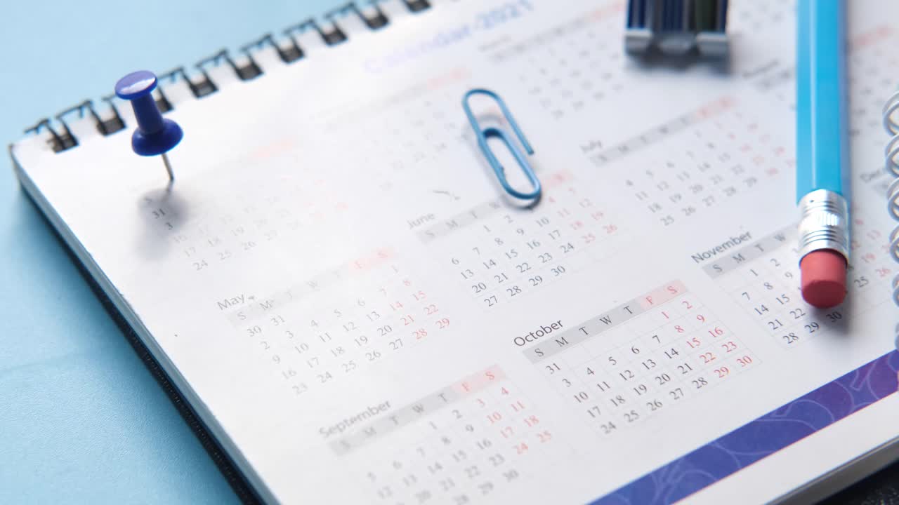 primer plano de un calendario y un cuaderno