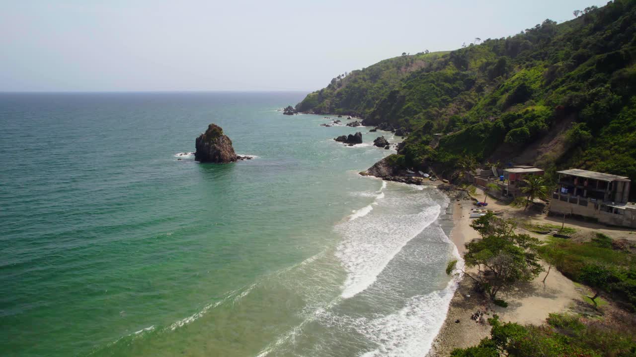 La costa con acque limpide color turchese e formazioni rocciose a La Guaira, Venezuela, vista aerea