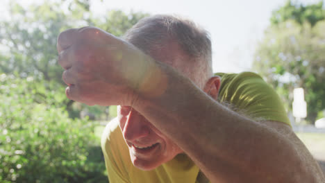 Hombre-Mayor-Exhausto-Después-De-Correr