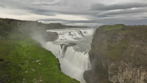 Toma-Aérea-De-La-Cascada-De-Gullfoss-Tour-Turístico-Del-Círculo-Dorado-Islandés