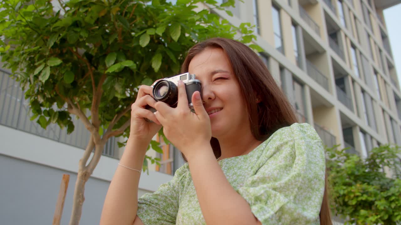 여성 여행 블로거가 소셜 네트워크를 위해 사진을 찍습니다.