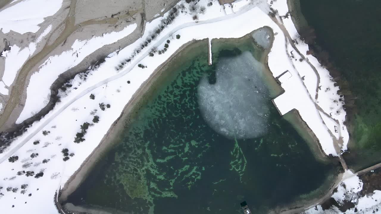 위에서 얼음 얼어 붙은 호수
