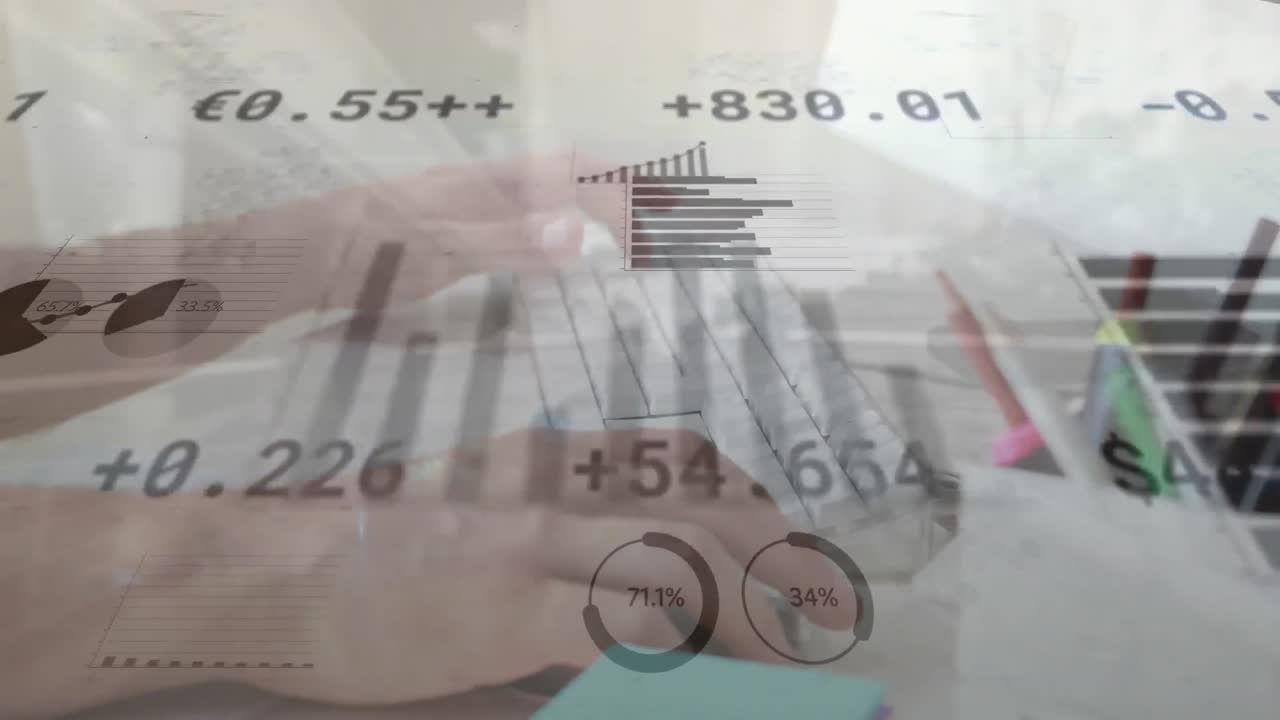 집에서 컴퓨터를 사용하는 사람의 중간 섹션에서 통계 데이터 처리의 애니메이션