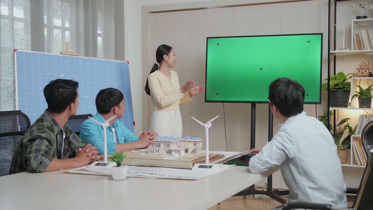 사무실에서 녹색 스크린 tv에 대해 발표하는 태양전지와 함께 아시아 여성 엔지니어