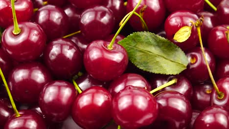 montón de cerezas rojas maduras recién recogidas, fondo