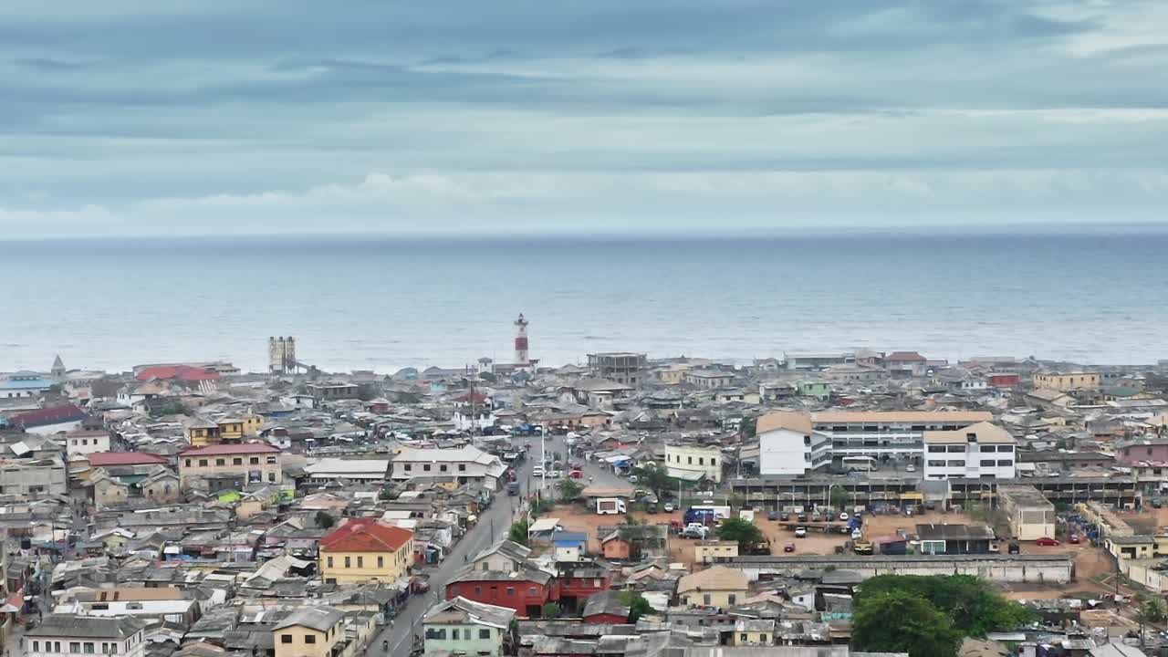 Vista del paesaggio urbano di Accra, Ghana, con edifici e l'oceano in lontananza