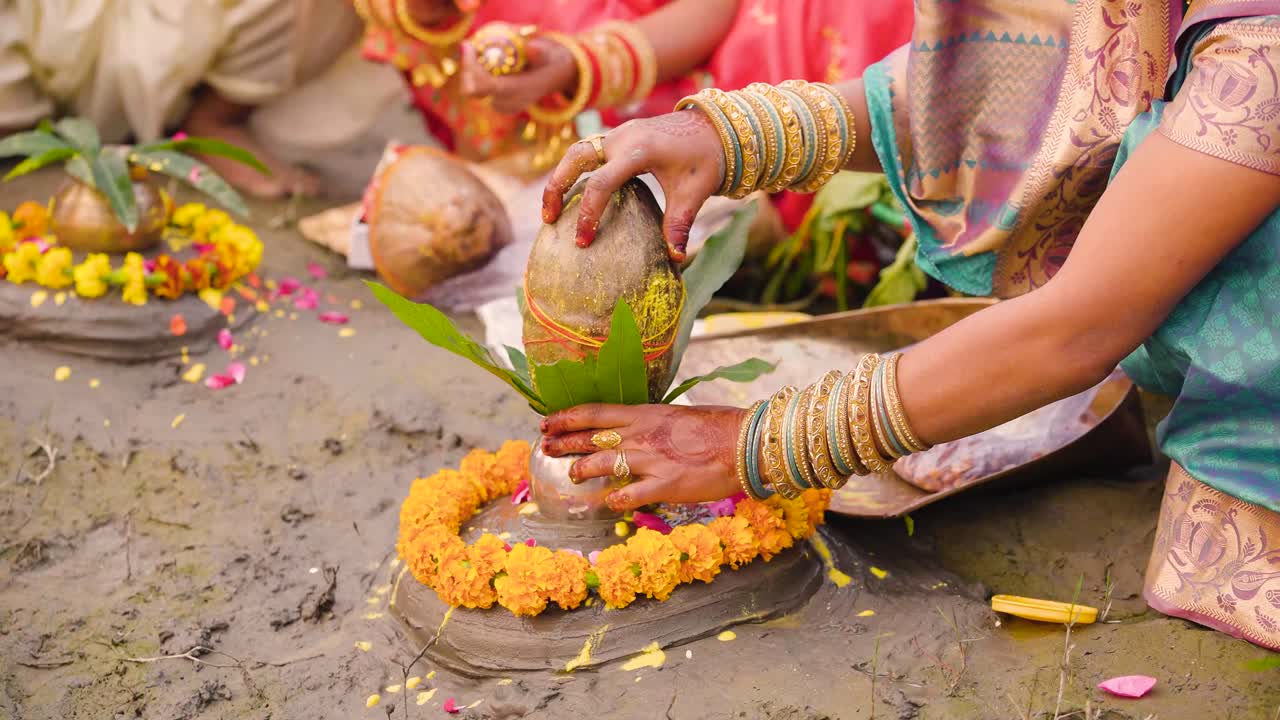 mujer india preparando coco para el pooja