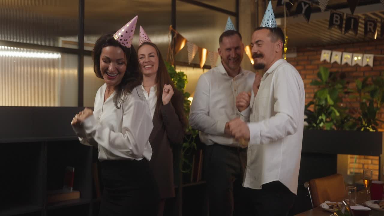 amigos celebrando un cumpleaños