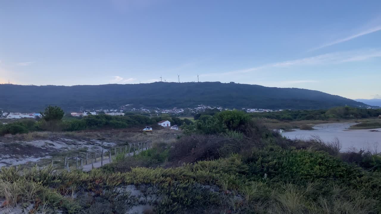 거대한 일출과 함께 해변에서 산까지 넓은 전망