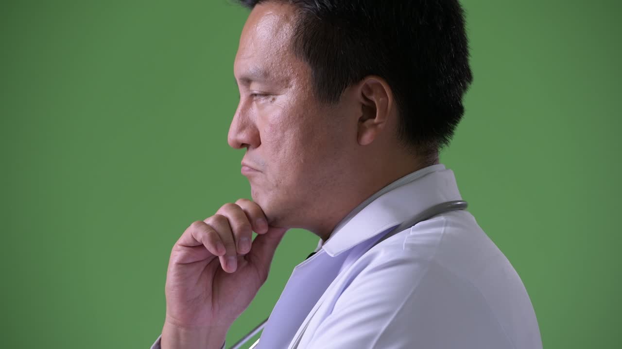 녹색 배경 성숙한 일본 남자 의사