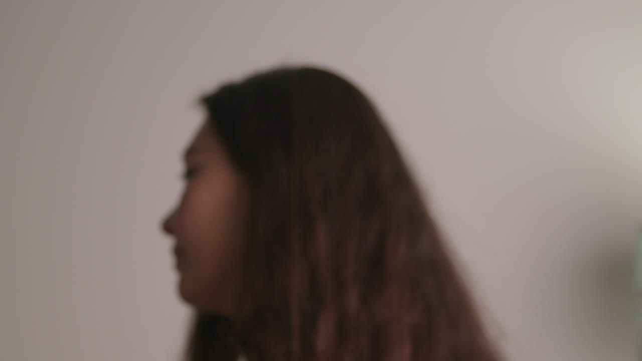 집에 있는 여성이 미국 스타 앤 스트라이프 발을 매달아 7월 4일 독립기념일을 축하하는 파티를 열고 있다.