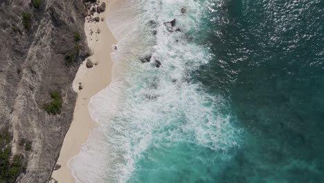 Tropische-Weiße-Wellen-Brechen-Ruhig-Am-Diamantstrand-Von-Nusa-Penida-Zusammen