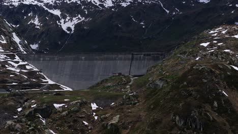 Lucendro-Seedamm-Im-Schweizer-Alpengebiet-Des-St.-Gotthardpasses-Oder-Gotthardpasses-In-Der-Schweiz