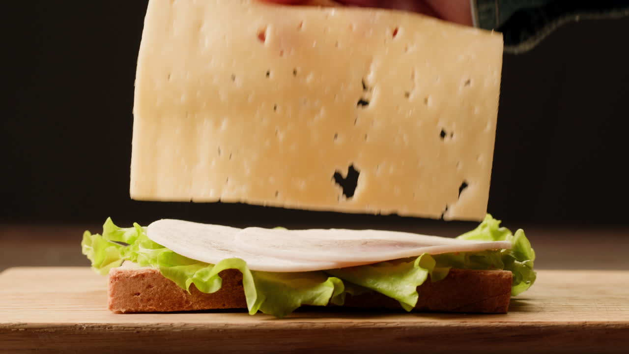 haciendo un sándwich de jamón y queso