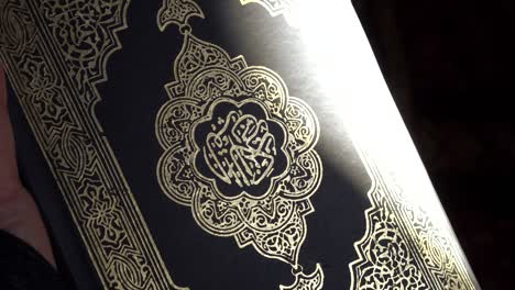 la luz del sol golpeando la portada del corán musulmán libros sagrados islámicos brillante impresión negra y dorada