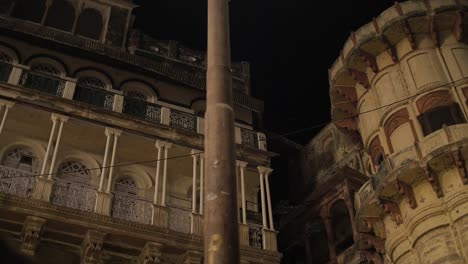 Reveal-Shot-of-a-Tower-in-Varanasi