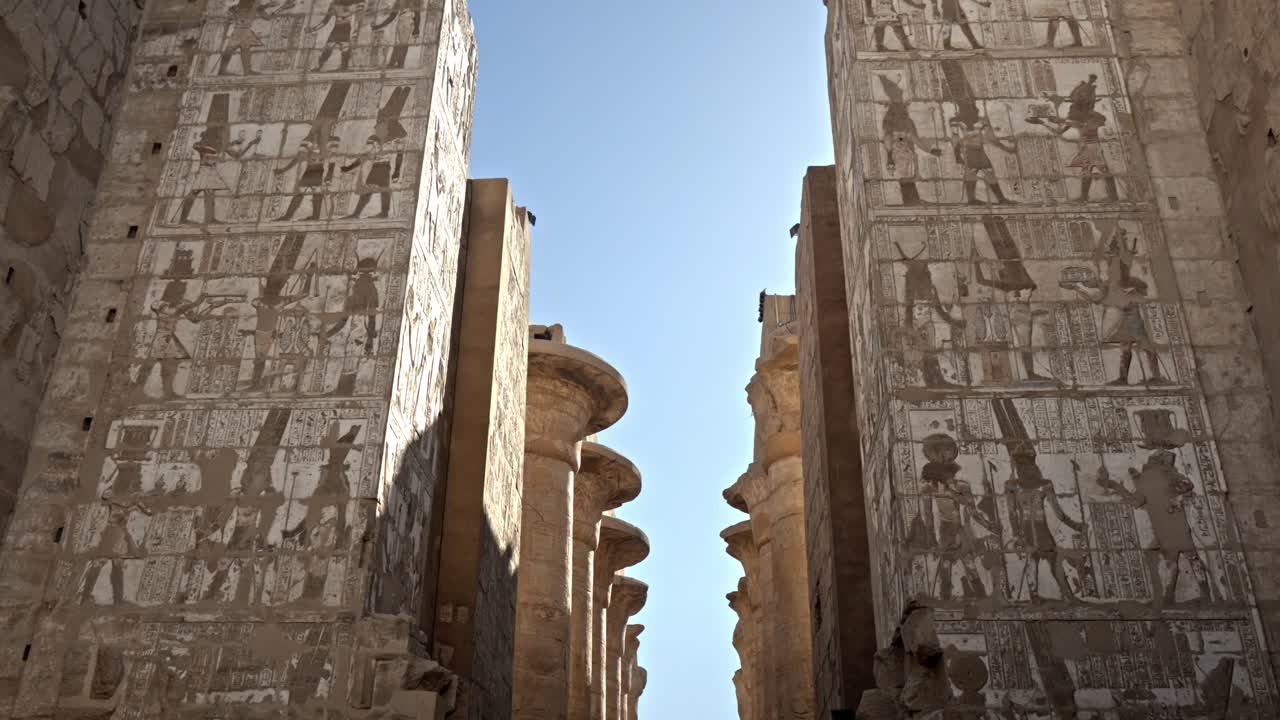 Situata all'interno del Complesso del Tempio di Karnak a Luxor, Egitto, questa clip mostra dal basso i massicci architravi in pietra (travi orizzontali) che poggiano sulle colonne della Grande Sala Ipostila.