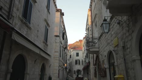 Moviéndose-A-Través-De-Un-Aliado-En-El-Casco-Antiguo-De-Dubrovnik,-Croacia