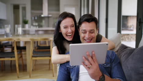 una pareja afectuosa y madura chateando en video usando