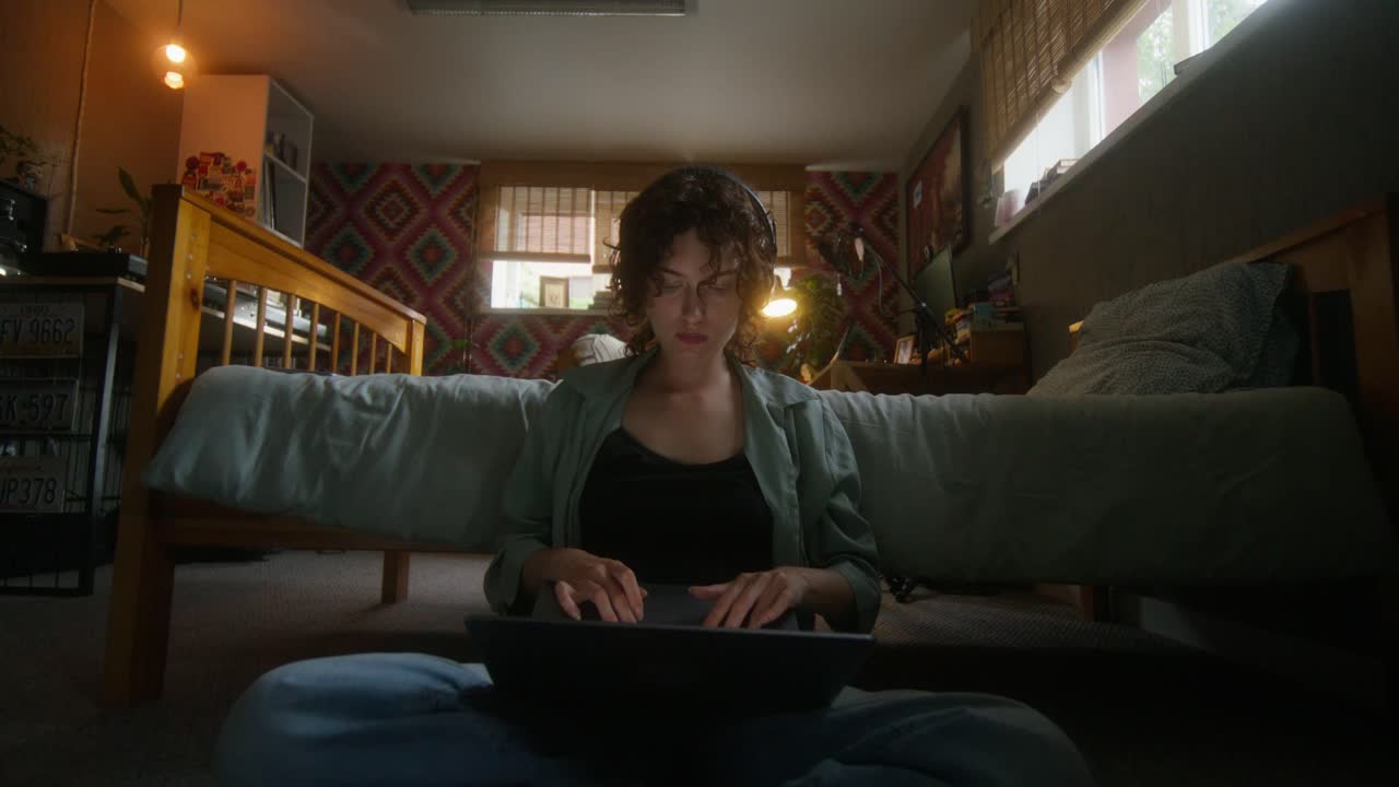 mujer joven estudiando en casa