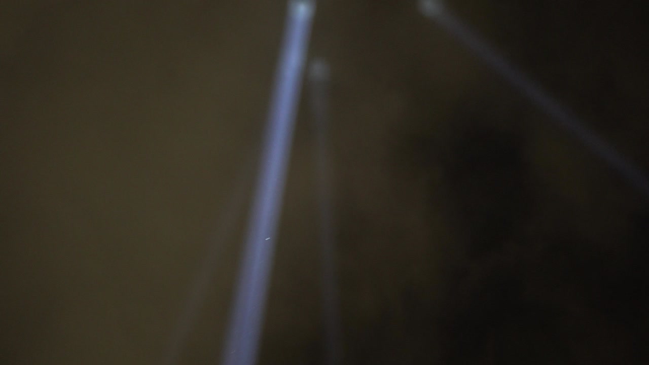 las luces iluminan el cielo y el lugar está en el lugar de la actuación.