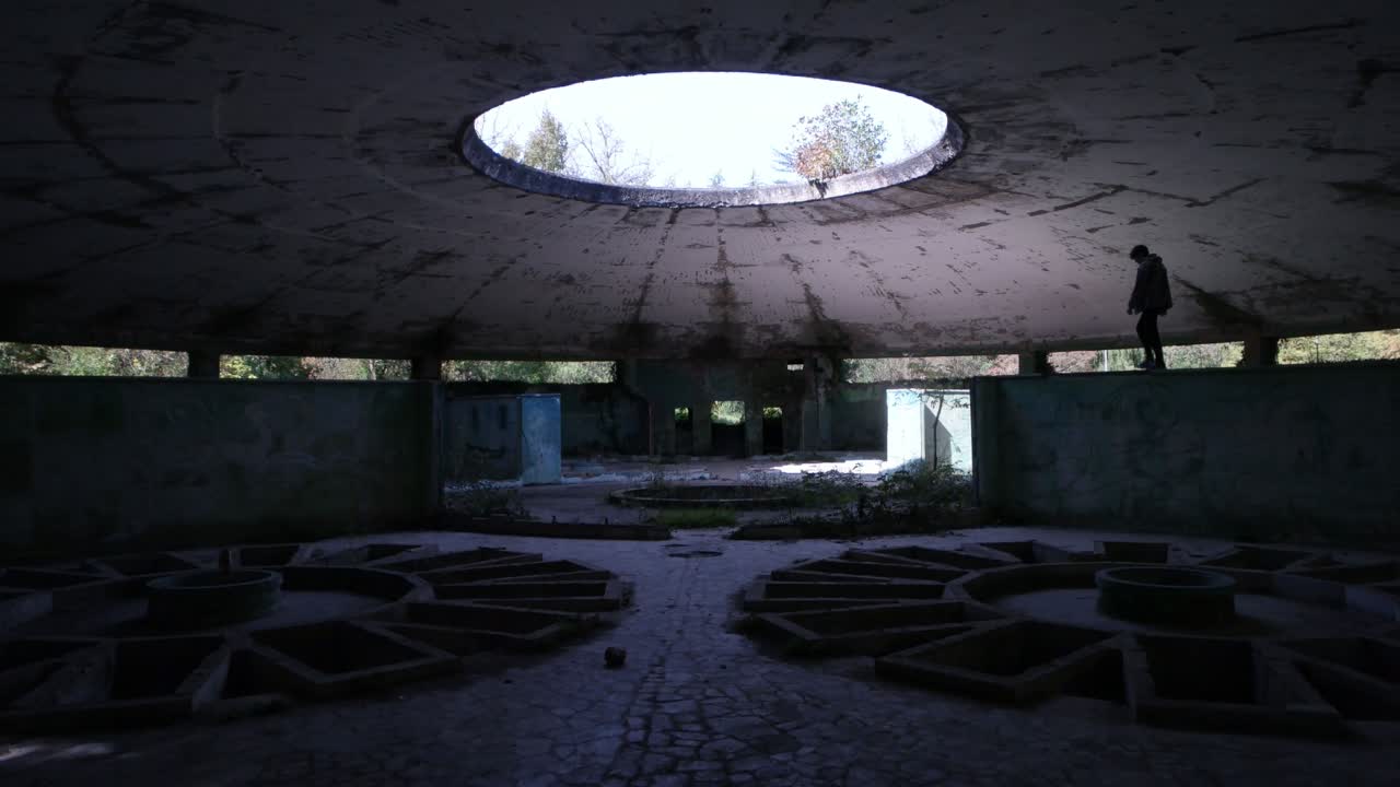 빛 속을 걷는 남자들. 시네마틱 샷