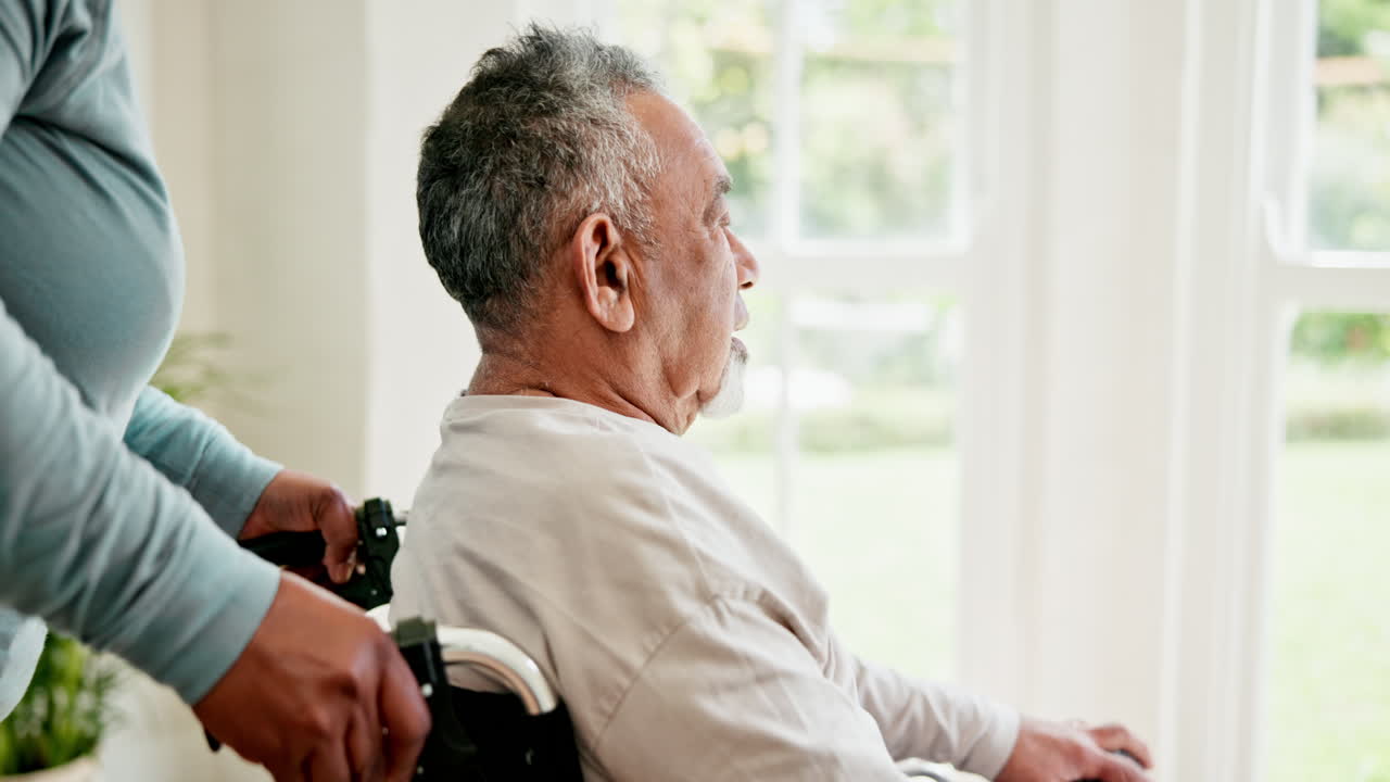 아침, 도움과 체어에 있는 남자