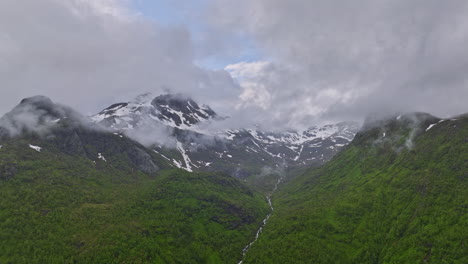 Hinn-Ya-Island-Norwegen-V-Drohne-überführung-Moysalen