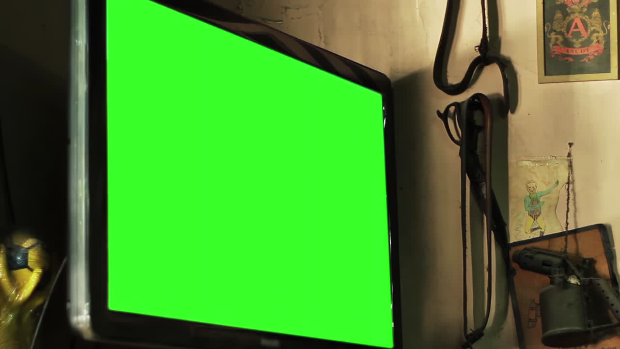 televisión con pantalla verde montada en una pared dentro de un café histórico (conocido como "bare notable"), en buenos aires. resolución 4k.