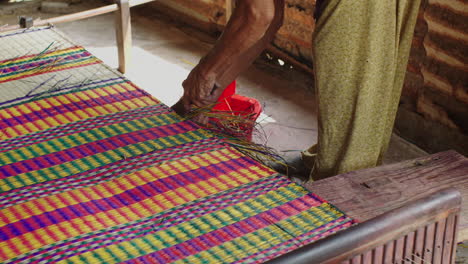 Colchón-Colorido-Hecho-A-Mano.-Mujer-Cortando-Fibras-De-Alfombra