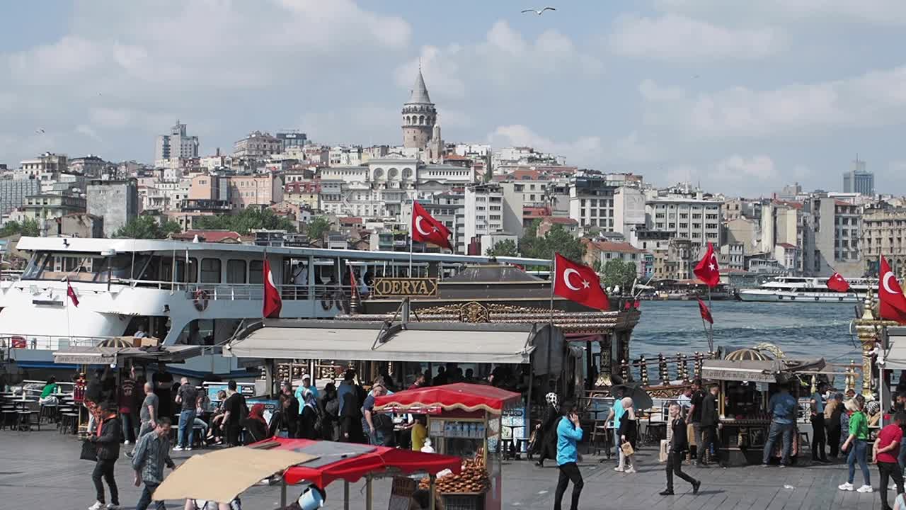 갈라타 타워와 함께 이스탄불 해안가 장면