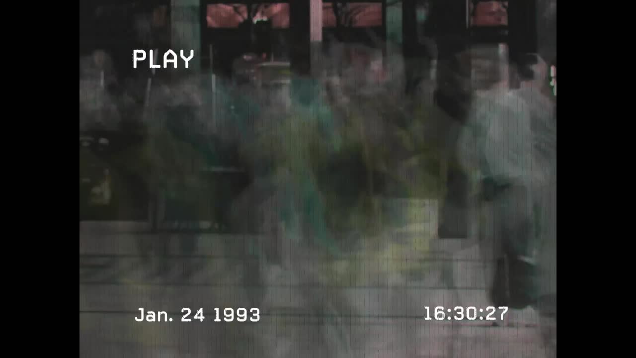 con bandas de interferencia de pantalla que muestran a un peatón caminando