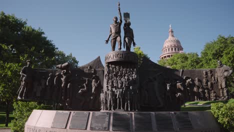 monumento a la historia afroamericana de texas en los terrenos del edificio de la capital del estado de texas