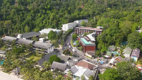 Luftaufnahme-Der-Straße-Neben-Hotels-Und-Resorts-In-Der-Nähe-Des-Weißen-Sandstrandes-Auf-Koh-Chang