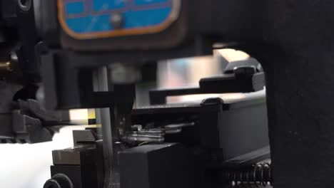 máquina de ensamblaje robótica automatizada en un entorno de fábrica