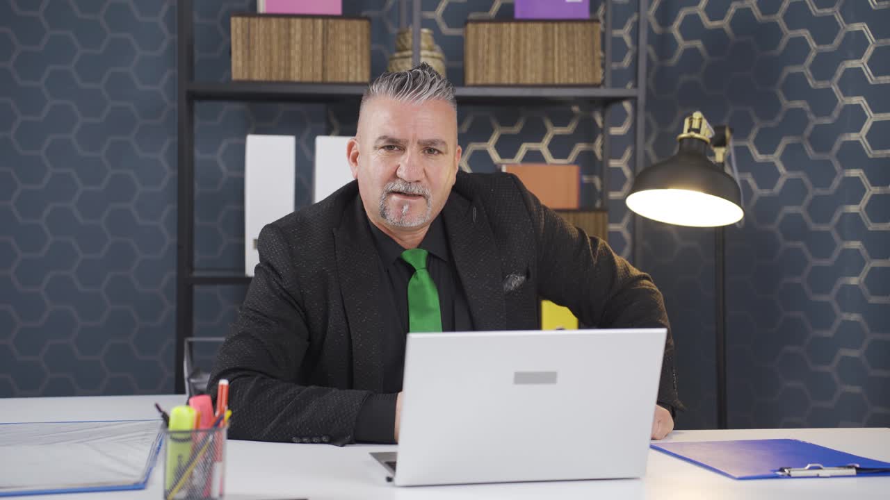 un hombre de negocios emocional mirando a la cámara.