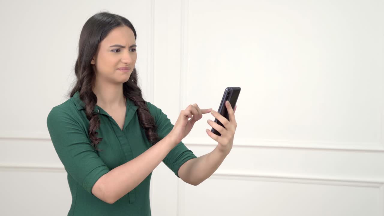 mujer india usando tinder en casa