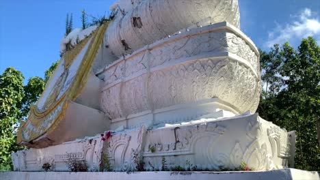 Große-Sitzende-Weiße-Buddha-Statue-In-Thailand