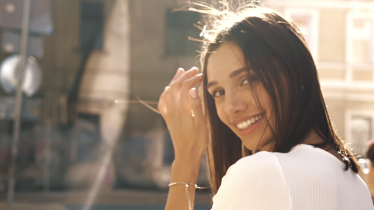mujer sonriente en la ciudad