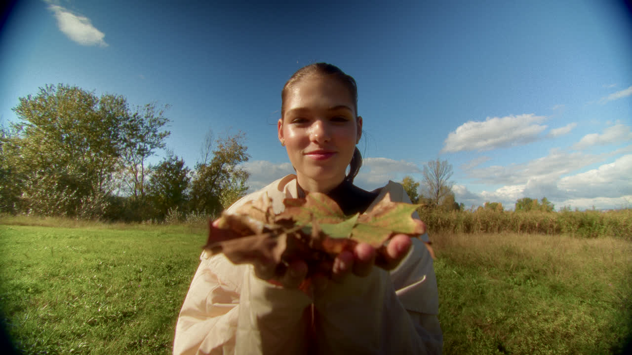 가을 잎 을 들고 있는 여자