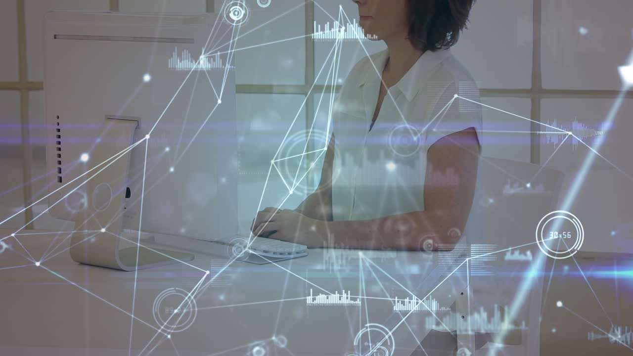 red de conexiones y procesamiento de datos contra la mujer caucásica que usa computadora en la oficina