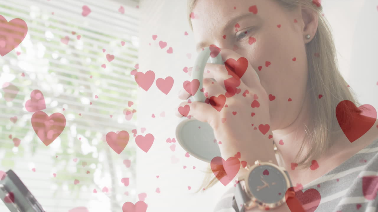 커피를 마시는 행복한 백인 여성에 대한 심장 이모지 애니메이션