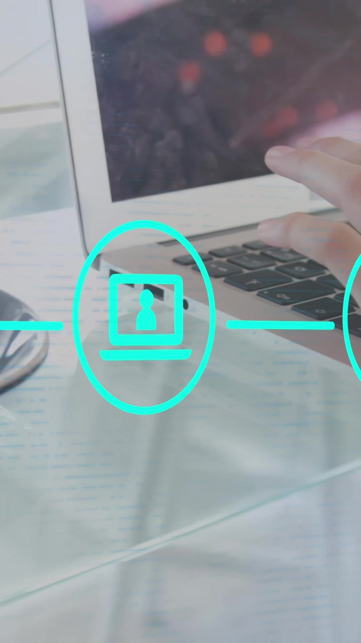 Animazione di una rete di connessioni con icone, su mani che utilizzano un laptop