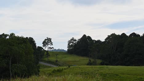 Autos,-Die-Sich-Nach-Rechts-Bewegen,-Und-Wolken-In-Diesem-Zeitraffer-Im-Nationalpark-Khao-Yai,-Thailand