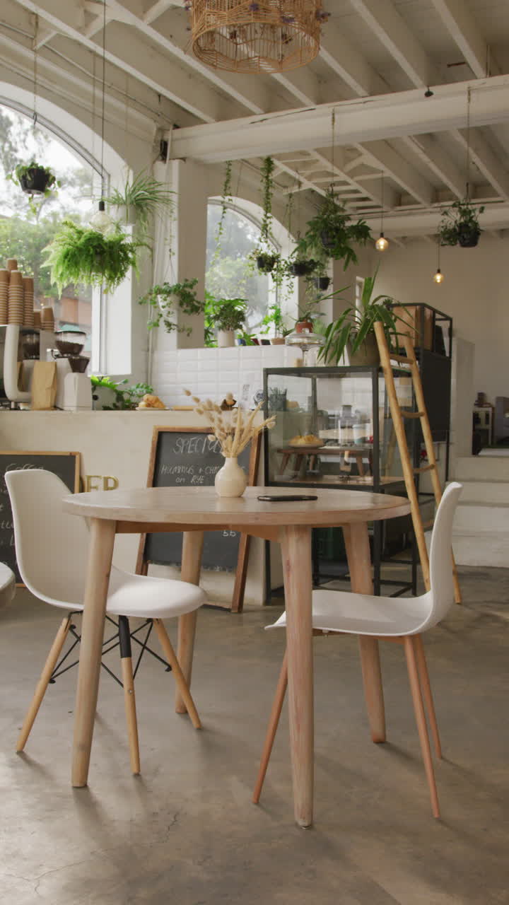 вертикальное видео пустого кафе с столами и стульями над кофейной машиной