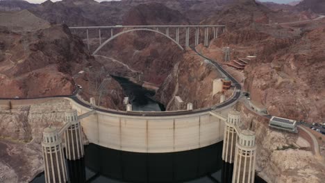 Vista-Aérea-De-La-Represa-Hoover-Con-El-Puente-Conmemorativo-Mike-O&#39;callaghan–pat-Tillman-Y-El-Río-Colorado-A-La-Vista