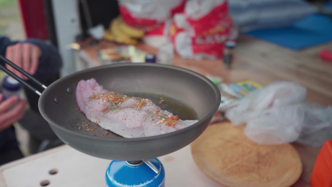 캠핑 가스 스토브 위에 팬에 생선 필레 요리 요리