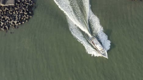 Speedboat-at-Fishermans-Wharf-Taipei-01