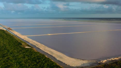 Sonnenschein,-Der-Bei-Sonnenuntergang-Mit-Dunkelblauen-Wolken-Das-Wasser-An-Den-Rosa-Seen-Von-Las-Coloradas-Reflektiert