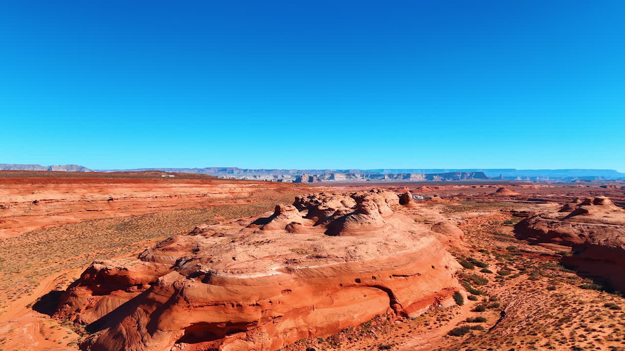 Allontanarsi in volo dalle meravigliose rocce di arenaria situate nel vasto deserto. Splendido cielo azzurro sullo sfondo. Utah, USA